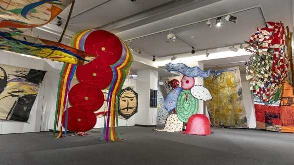 So sind sie in den kommenden Tagen in Stuttgart zu bewundern: Die Kunstdrachen von Rauschenberg, Hundertwasser, Antes, Uecker und vielen anderen. - &copy; Nagel Auktionen