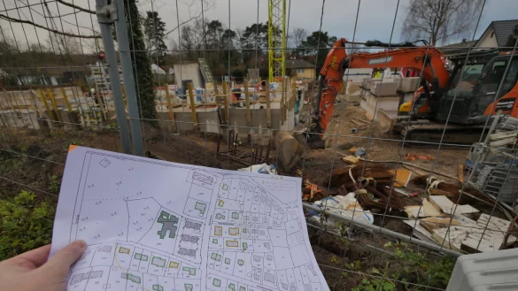 Eine Hiddeser Bürgerinitiative stört sich in der Größe des Neubaus an der Ecke Nibelungenweg Birkenallee. Grau schraffiert auf der Karte ist die geplante Immobilie mit ihren drei dreistöckigen Häusern zu sehen. Die farbigen Markierungen hat die Bürgerinitiative vorgenommen. Grün markiert sind ein- bis eineinhalbstöckige Gebäude in der unmittelbaren und weiteren Umgebung, gelb zweistöckige. Rot gestrichelt markiert ist das 2,5-stöckige ehemalige Kur-Sanatorium. - © Jost Wolf / Karte: Katasteramt Lippe