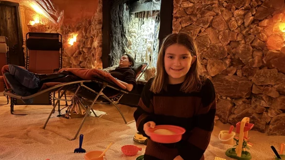 Alena genie&szlig;t es, in der Grotte mit Salz spielen zu d&uuml;rfen, w&auml;hrend es sich ihre Mutter Sonja Marek im Liegestuhl bequem gemacht hat. - &copy; Sandra Castrup