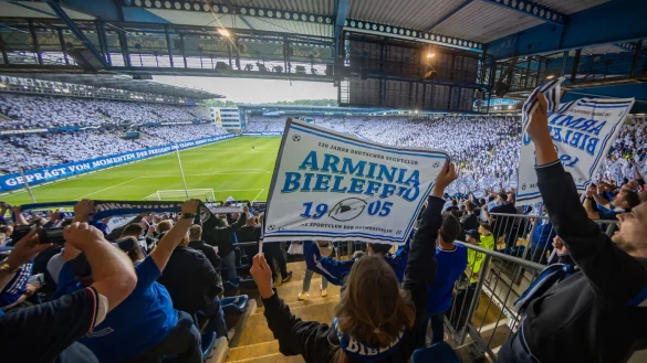 Auch auf der Nordtrib&uuml;ne der Sch&uuml;co-Arena werden am Freitagabend fast nur Arminia-Fans ihre Fahnen schwenken. - &copy; Sarah Jonek