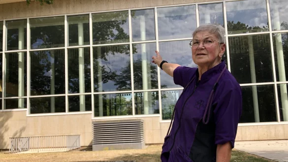 Barbara V&ouml;lker entdeckt auf ihrem Weg zur Arbeit immer wieder tote V&ouml;gel, die augenscheinlich gegen die Scheiben der Konzerthalle geflogen und dann verendet sind. - &copy; Sven Kienscherf