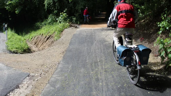 Kaum genutzt: Nur wenige Radfahrer verirren sich auf den neuen Radweg an der Stadtholzstra&szlig;e. - &copy; Anastasia von Fugler
