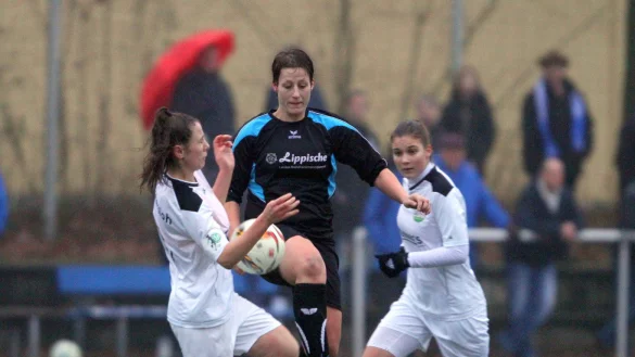 Ab durch die Mitte: Donop-Vo&szlig;heides erfahrene Jennifer Reinhold (30) will sich auch gegen Finnentrop durchsetzen. - &copy; J&ouml;rg Hagemann