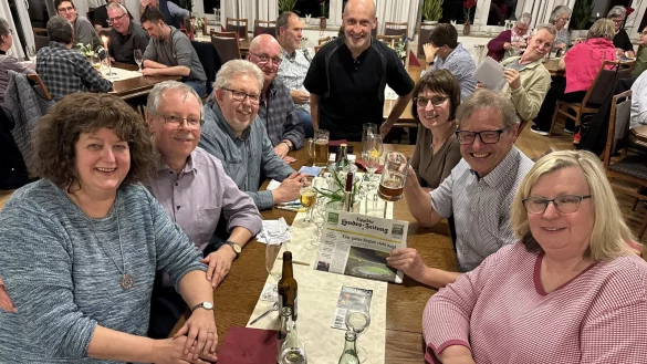 Efrolg beim Kneipenquiz: (von links) Brigitte Sander, Wolfgang Sander, J&ouml;rg Moritz, Ralf Stuckmann, Stefanie Moritz, Richard R&ouml;nn sowie Susanne Labjuhn (von links) freuten sich sichtlich &uuml;ber den Preis und den unterhaltsamen Abend. Gastgeber Uwe Hagemeier ist in der Mitte zu sehen. - &copy; Sandra Castrup