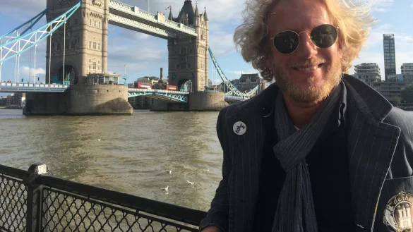 Phil auf seiner Tour durch im Sommer 2019 vor der Tower Bridge in England. - &copy; Phil Solo