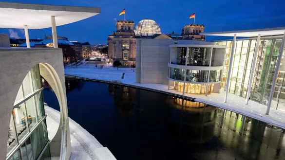 Bundestagsgeb&auml;ude - &copy; Foto: Kay Nietfeld/dpa