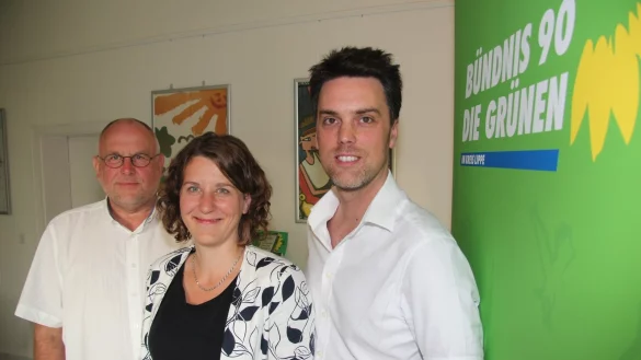Strebt Chefposten im Kreishaus an: Robin Wagener (rechts). Kreistags-Fraktionsvorsitzender Werner Loke und Kreissprecherin Dr. Inga Kretzschmar unterst&uuml;tzen ihn. - &copy; Martin Hostert
