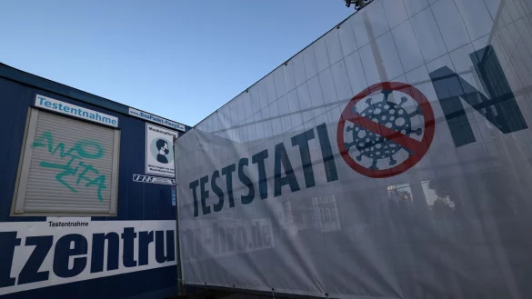 Corona-Teststation - &copy; Foto: Bernd W&uuml;stneck/dpa