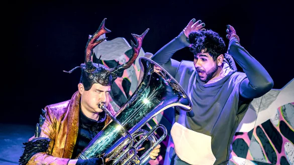 Tobias Ravnikar als Tuba-Tobi begleitet Frederick (Banar Fadil) durch den Winter. - &copy; Landestheater Detmold/Marc Lontzek
