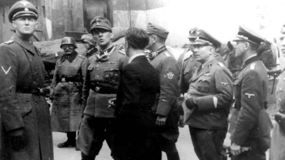 Deutsche siegen im Ghetto: Jürgen Stroop (2.von links) führte die Division Totenkopf. - © Bundesarchiv/Stroop-Bericht