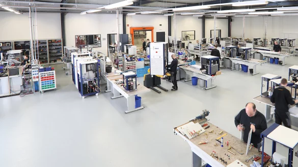 Es wird zu eng: Die Firma Van der Heijden Labortechnik will im Humfelder Industriegebiet expandieren. Die Produktion, hier im Bild, aber auch Lager und Versand sollen mehr Platz bekommen. - &copy; Van der Heijden GmbH