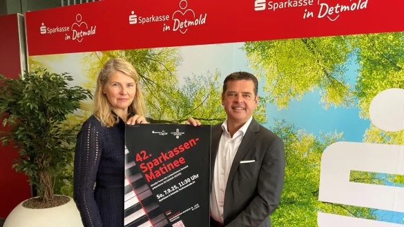 Theaterintendantin Kirsten Uttendorf und Sparkassenvorstand Andreas Trotz laden zur Matinee. - © Sparkasse Paderborn-Detmold-Höxter