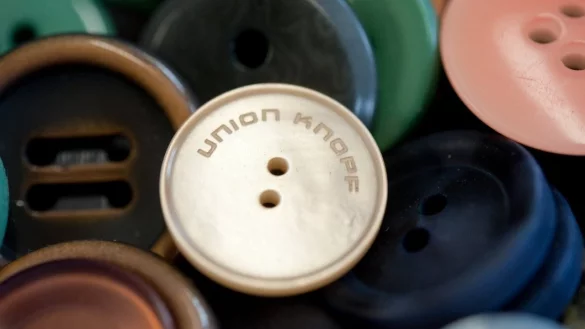 Herren der Kn&ouml;pfe: Das Bielefelder Unternehmen "Union Knopf" entwickelt j&auml;hrlich 5.000 Knopfmodelle. - &copy; dpa