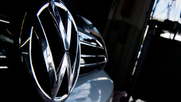 VW-Logo an einem Auto - © Foto: Julian Stratenschulte/dpa/dpa-tmn