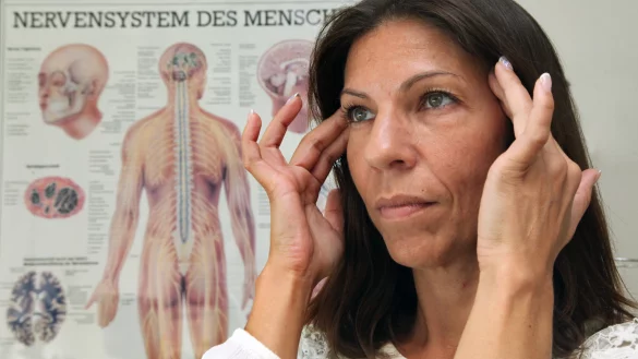 Hausmittel: Manchmal hilft eine sanfte Schläfenmassage gegen Migräne. - © Bernhard Preuß