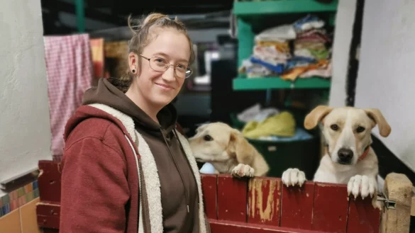 Franziskushof-Mitarbeiterin Sina Endler mit Handicap-Hund „Loki“ (rechts). - © Sylvia Frevert