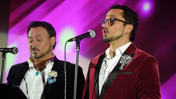 Toni Di Napoli (links) und Pietro Pato animieren als "Tenöre4you" ihr Publikum in Spork zum Mitsingen. - © Nicole Ellerbrake