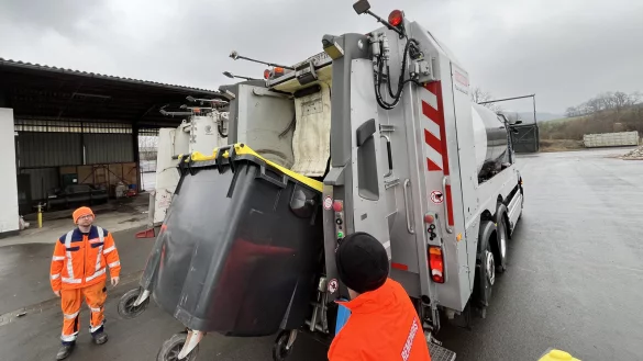 Das Kippen der Tonnen verursacht natürlich trotzdem die typischen Schlaggeräusche. Die Fahrt ist allerdings deutlich sanfter und leiser. - © Till Brand