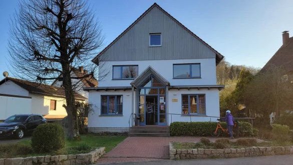 Das Dorfgemeinschaftshaus in Bega ist ein viel genutzter Treffpunkt. - © Vasco Stemmer