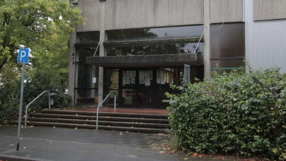 Die Gro&szlig;raumturnhalle an der Sekundarschule in B&ouml;singfeld muss dringend saniert werden. Die Gemeinde beantragt nun eine F&ouml;rderung. Und auch f&uuml;r die Sanierung der Turnhalle in Silixen soll es eine Finanzspritze geben, so der Wunsch. - &copy; Carolin Brokmann