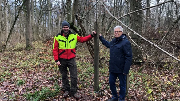 F&ouml;rster Christopher Kroos (links) und der Vorsitzende des Heimatvereins, Norbert Kaps, stehen an einer der Stellen im Bexter Wald, an dem demn&auml;chst eins der drei neuen Info-Schilder aufgestellt werden soll. - &copy; Sven Kienscherf