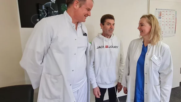 Dr. Hagen Vorwerk, Chefarzt der Klinik für Pneumologie, und die frischgebackene Oberärztin Dr. Anastasiia Burylova sind glücklich, dass sie Hans-Werner Heidrich zu mehr Lebensqualität verhelfen konnten. - © Marianne Schwarzer