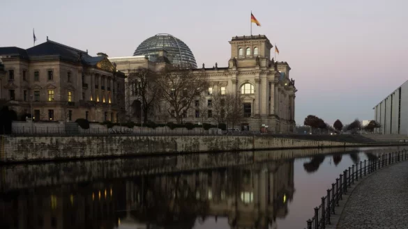 Reichstagsgeb&auml;ude in Berlin - &copy; Foto: Paul Zinken/dpa-Zentralbild/dpa