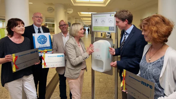 Keime bleiben drau&szlig;en: Im Detmolder Klinikum geh&ouml;rt die Handdesinfektion im Eingangsbereich zum Hygienekonzept. Im Bild (von links): Silvia Hoffmann vom Kreisaltenheim Lemgo, Klinikum-Gesch&auml;ftsf&uuml;hrer Dr. Helmut Middeke, Thomas Plate vom Kreisaltenheim Oesterholz, Renate Reineke (Kreisaltenheim Blomberg), Dr. Jens Gieffers (Klinikum Detmold) und Renate Pethig vom Kreisaltenheim in Detmold. - &copy; Bernhard Preu&szlig;