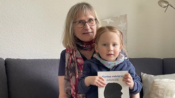 Karina Wieth mit ihrer Enkelin Jumi. Die G&uuml;tersloherin hat ein Buch ver&ouml;ffentlicht, in dem sie &uuml;ber ihren Leidensweg nach einer Fehlbehandlung schreibt. - &copy; Carolin Nieder-Entgelmeier