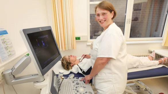 Ein Blick auf die Schilddrüse: Dr. Eva Fricke aus dem Klinikum Lemgo ist Nuklearmedizinerin. Mit Hilfe des Ultraschalls kann sie erkennen, ob sich Knoten in dem Organ gebildet haben. - © Vera Gerstendorf-Welle