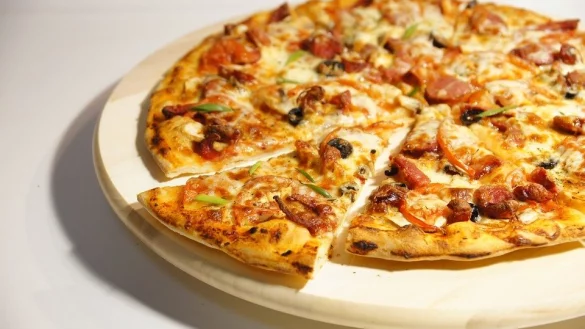 Die Tierschutzorganisation weist hin auf die "tierqu&auml;lerischen Lebensbedingungen der Masth&uuml;hner hin, deren Fleisch auf Tiefk&uuml;hlpizzen des Unternehmens Oetker landet". - &copy; Symbolfoto Pixabay