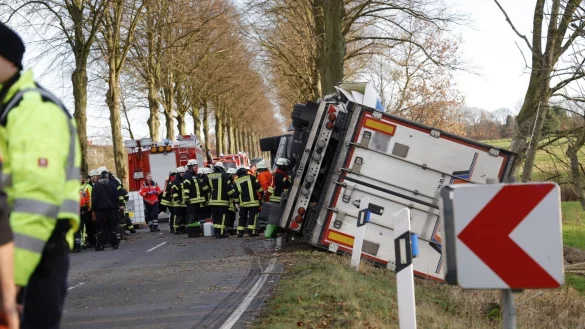 Umgekippt: Zwischen Melle und Spenge ist ein LKW-Fahrer verunglückt. - © dpa