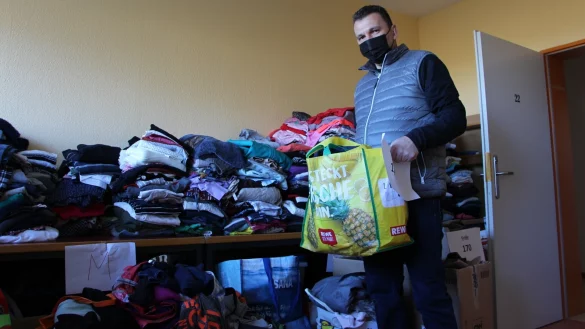 Die Kleiderkammer f&uuml;r das Kinderheim ist bestens best&uuml;ckt, alles ist sauber und nach Gr&ouml;&szlig;en sortiert. Im ehemaligen Haus Eben-Ezer in Stapelage ist alles f&uuml;r die Ankunft vorbereitet. David Albrecht ist stolz, dass er ein gro&szlig;es Helfernetzwerk hat. - &copy; Astrid Sewing