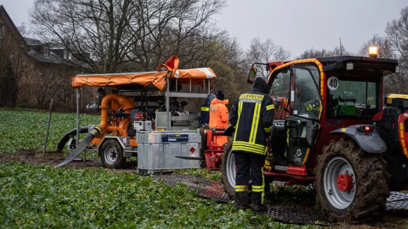 Ein Spezialfahrzeug musste daf&uuml;r sorgen, dass Pumpen &uuml;ber den aufgeweichten Acker kamen. - &copy; FreitagTV/Stock