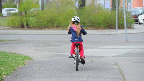 Kind beim Fahrradfahren - &copy; Foto: Jens Kalaene/dpa