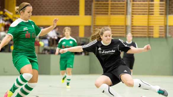 Engagierte Torschützin - mit hohem Einsatz sichert Milena Szymkowiak den Ball gegen die Verteidigerin des SC Union Bergen. - © Egon Penner