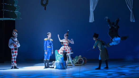 Wie im Traum: Marc Ball&oacute; y Cateura als Nussknacker (links) wird in dieser Nacht lebendig und entdeckt gemeinsam mit Clara (Maria Matarranz, Mitte) eine andere Welt. Auch Caroline Lusken als Columbine erwacht zum Leben. - &copy; Landestheater/Bj&ouml;rn Klein