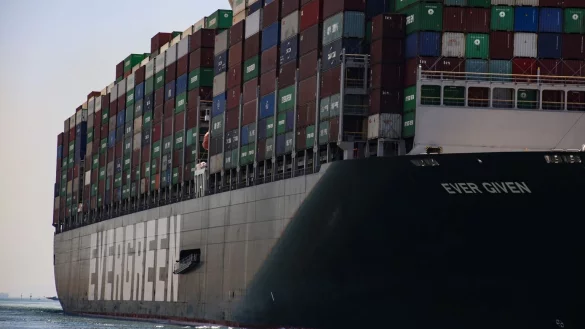 Containerschiff &laquo;Ever Given&raquo; setzt Fahrt fort - &copy; Foto: Mahmoud El-khawas/dpa