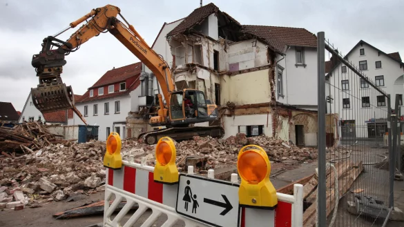 Ein St&uuml;ck Geschichte verschwindet: Der einst stattliche &bdquo;Hiddeser Hof" hat 110 Jahre lang das Ortstbild von Hiddesen im Zentrum gepr&auml;gt. Aktuell wird er abgerissen. Im Fr&uuml;hjahr wird dann neu gebaut. - &copy; Bernhard Preuss