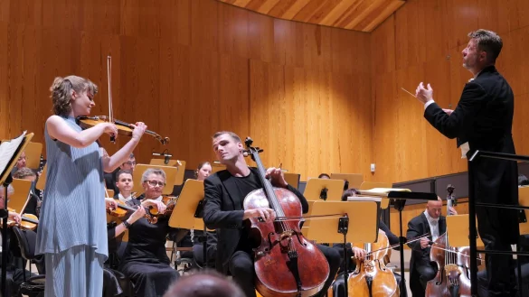 Brillantes Zusammenspiel. Das Geschwister-Duo Charlotte und Friedrich Thiele bringt das Doppelkonzert von Brahms mit dem Symphonischen Orchester des Landestheaters unter Leitung von GMD Per-Otto Johansson zum Leuchten. - © Thomas Krügler