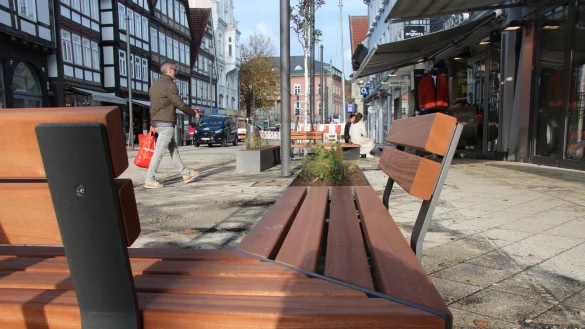 Neben den neuen Sitzgelegenheiten sind in der Langen Stra&szlig;e zwei Hochbeete best&uuml;ckt und B&auml;ume gepflanzt worden. Auch die schwarzen Laternenmasten (im Hintergrund) sind neu. - &copy; Jana Beckmann