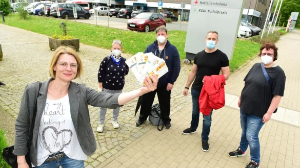 Die Mitarbeiter spenden ihre Gutscheine: (von links) Nicole Vieregge, Karina Domke, Alexander Eley, Verdi-Gewerkschaftssekretär Tim Bergmann und Mitarbeiterin Nicole Sturhan. - © Nicole Ellerbrake