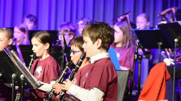 Die Bläserklasse 5a hat ihrer ersten Auftritt beim Weihnachtskonzert und erzählt zwischendurch eine Geschichte. - © Karin Prignitz