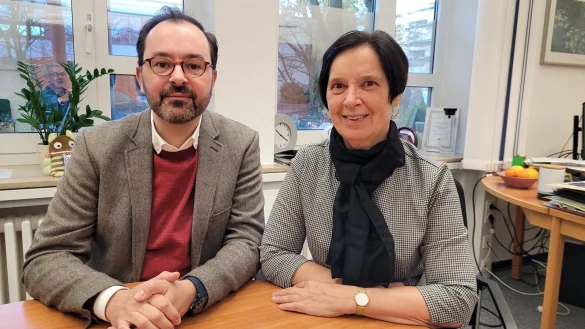 Carsten Briest und Britta Jünemann, Vertreter der Schulleitung des Städtischen Gymnasiums in Gütersloh. - © Ludger Osterkamp