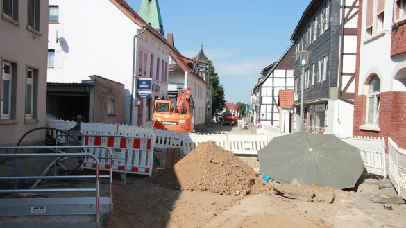 Noch werden die Kan&auml;le verlegt. Doch bald folgt die Pflasterung im Kreuzungsbereich an der Breiten Stra&szlig;e. Autofahrer m&uuml;ssen nach dem Ausbau dort Schrittgeschwindigkeit fahren. - &copy; Katrin Kantelberg