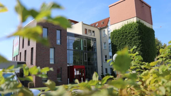 Das ehemalige Kreiskrankenhaus an der Heldmannstra&szlig;e in Bad Salzuflen soll in Teilen abgerissen und neugebaut werden. Kreis und Klinikum wollen sich die Fl&auml;che zuk&uuml;nftig teilen. - &copy; Alexandra Schaller
