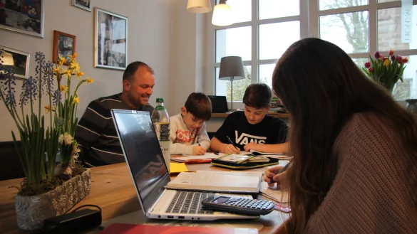 Hans-J&ouml;rg Helpup sitzt mit Anton (von links), Lukas und Lotte an den Online-Hausaufgaben. Und das kann in Sommersell lange dauern. - &copy; Katrin Kantelberg