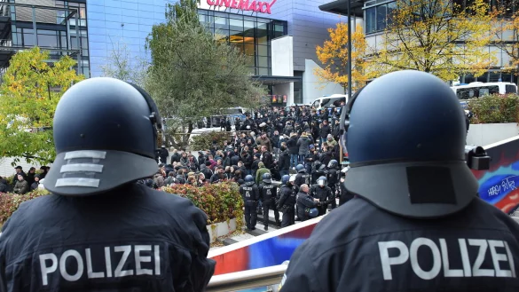 Rund 250 Pauli-Anh&auml;nger wurden am Bielefelder Hauptbahnhof eingekesselt. - &copy; NW