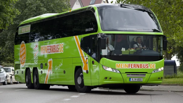 Ein Fernbus der Firma &laquo;MeinFernbus&raquo; f&auml;hrt ab. Mit solchen Bussen kann man lange Strecken zur&uuml;cklegen. - &copy; dpa