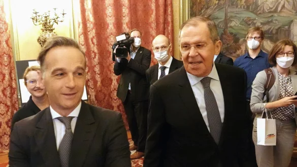 Bundesau&szlig;enminister Heiko Maas trifft den russischen Au&szlig;enminister Sergej Lawrow (r). - &copy; Michael Fischer/dpa